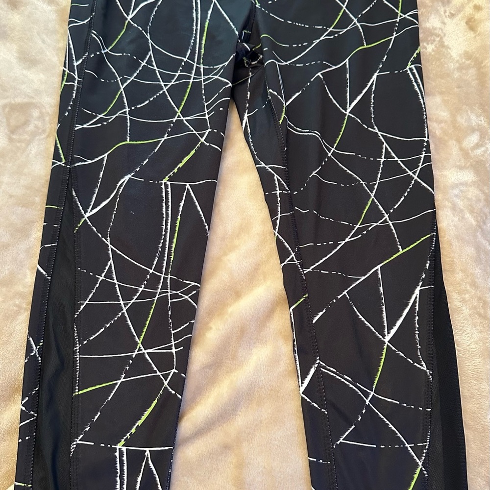 Geometric Patterned Leggings - Picture 6 of 10